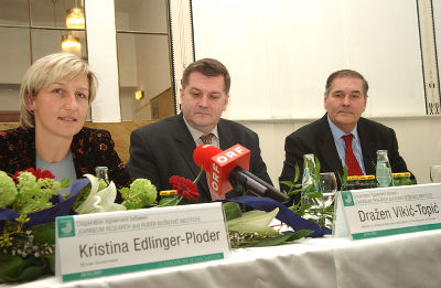 (v.l.n.r.) Landesrätin Mag. Kristina Edlinger-Ploder, Prof. Dražen Vikić-Topić, Direktor Prof. Dr. Mladen Žinić (Foto Nina Krok)