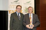 So sehen Sieger aus: Wirtschaftslandesrat Christian Buchmann mit Werner Lorenz (Biomerx/Prolactal), der den Sonderpreis Industrie entgegennahm. (Foto Robert Frankl) 