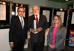  Sieger  des  TECHforTASTE  Award  2009:  Walter  Mayer  von  Prolactal  (Mitte)  mit  Wirtschafts- und  Innovationslandesrat  Christian  Buchmann  sowie TECHforTASTE-Geschäftsführerin  Eva Gombocz. 