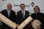 v.l.: DI Heinz Gach, Vorsitzender des steirischen Holzclusters, Wirtschaftslandesrat Dr. Christian Buchmann und Architekt Jean de Gastines. © Holzcluster/Wolf