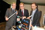 SFG-Geschäftsführer Dr. Burghard Kaltenbeck, Landesrat Dr. Christian Buchmann und Gregor Withalm mit dem Werkzeugkasten für die Frau.