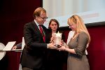 Landesrat Christian Buchmann mit der Gewinnerin des Young Star Awards Katharina Gruber