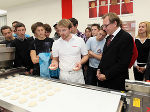 Landesrat Dr. Christian Buchmann mit SchülerInnen der Bulme Gösting beim Bäckereimaschinenhersteller König