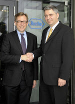 v.l.: Wirtschaftslandesrat Dr. Christian Buchmann und Roche-CEO Dr. Severin Schwan.