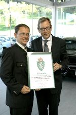 Landesrat Dr. Christian Buchmann verlieh das steirische Landeswappen an den Geschäftsführer des Autohauses Uitz, Ing. Gerhard Winkler.