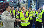 LR Dr. Christian Buchmann und die steirische Delegation besichtigen einen Autozulieferbetrieb in Bursa. © ORF Steiermark