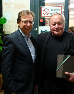 Kulturlandesrat Dr. Christian Buchmann mit dem Jubilar Reinhard P. Gruber. © Altziebler