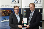 Auszeichnung zum Firmenchampion: Buchmann und Axis-GF Martin Rossmann.