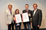 WKO Steiermark Präsident Josef Herk (l.) und Wirtschaftslandesrat Christian Buchmann (r.) mit den beiden Medaillengewinnern Christina Peinthor und Wolfgang Fank.