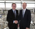 Landesrat Dr. Christian Buchmann gratuliert Zeta-Geschäftsführer Dr. Andreas Marchler zum Großauftrag von Roche. © Helmreich