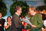 Tourismuslandesrat Dr. Christian Buchmann überreicht Bürgermeister Engelbert Huber (Mooskirchen) 5 Floras und die goldene Flora.