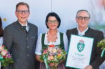 Landesrat Christian Buchmann gratulierte Herta und Josef Hernuß (v.l.) zur Führung des steirischen Landeswappens ©      