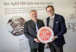 Alois Gölles (li.) und Wirtschaftslandesrat Christian Buchmann mit dem Gütesiegel „Erlebniswelt Wirtschaft – made in Styria“. © Erlebniswelt Wirtschaft