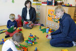 Landesrätin Ursula Lackner besuchte Jakob Danzinger bei seinem Schnuppertag im Kindergarten der TU Graz.