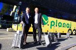 v.l.: Wirtschaftslandesrat Christian Buchmann und Planai-Geschäftsführer Georg Bliem vor dem neuesten Mitglied der Planai Busflotte.