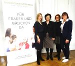Landesrätin Ursula Lackner mit dem Geschäftsführungsteam des Frauengesundheitszentrums v.l. Felice Gallé, LRin Ursula Lackner, Christine Hirtl, Renate Gruber.