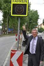 Landesrat Anton Lang bei einem Mobilen Geschwindigkeitsmessgerät  © Land Steiermark
