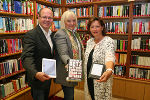 Auf dem Foto von rechts nach links: LRin Ursula Lackner, Doris Weihs (Bibliotheksleiterin, Regionale Bibliotheksbegleiterin), Wolfgang Moser (Lesezentrum)