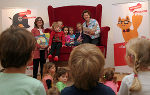 LRin Lackner startete die "Lies-was-Wochen" mit einer Vorlesestunde für Kinder eines Grazer Kindergartens © Land Stmk/Samec