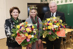 Blumenkönigin Eva II. überbrachte LH Hermann Schützenhöfer und LR Ursula Lackner zwei schöne Blumensträuße ©      