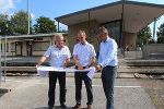 Landesrat Anton Lang, Regionalleiter Ewald Jantscher und Bürgermeister Johann Winkelmaier machen sich am Bahnhof Fehring ein Bild über die Arbeiten.  © ÖBB/Finker