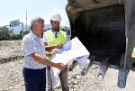 LR Anton Lang freut sich, dass in Trautenfels mit der Hauptbauphase begonnen wird. © Land Steiermark