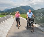 Bürgermeisterin Roswitha Glashüttner und Verkehrslandesrat Anton Lang probierten den neuen Geh- und Radweg gleich selbst aus. © Stadtgemeinde Liezen