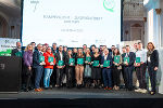 Landesrätin Simone Schmiedtbauer mit den jungen Steirerinnen und Steirern, die in der Aula der Alten Universität mit dem "Meilenstein" ausgezeichnet wurden. © Land Steiermark/Christof Hütter; Verwendung bei Quellenangabe honorarfrei