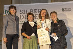 LR Ursula Lackner und Stifterin Marianne Graf gratulierten Karin Hochegger (3.v.l.) zum Ehrenpreis.