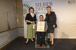 Silberdistel Kategorie 1: LR Ursula Lackner und Stifterin Marianne Graf gratulierten Erwin Gruber zur Auszeichnung.