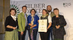 Silberdistel Kategorie 2: LR Ursula Lackner und Stifterin Marianne Graf gratulierten der Abordnung aus Frohnleiten zur Auszeichnung.