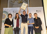 Silberdistel Kategorie 4: LR Ursula Lackner und Stifterin Marianne Graf gratulierten dem Ökoteam zur Auszeichnung.