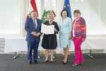 Margarethe Edelsbrunner (2.v.l.) wurde der Berufstitel Regierungsrätin verliehen, LR Werner Amon, Bildungsdirektorin Elisabeth Meixner und Abteilungsleiterin Eva-Maria Fluch gratulierten. © Land Steiermark/Foto Fischer; Verwendung bei Quellenangabe honorarfrei