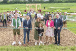 Eröffneten am 26. Juni den Weltacker in Grottenhof: Markus Hillebrand, Stadtrat Kurt Hohensinner, Landesrätin Simone Schmiedtbauer, Vizepräsidentin Maria Pein und Stadtrat Günter Riegler (v.l.). © Foto Fischer; Verwendung bei Quellenangabe honorarfrei