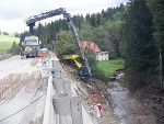 Schweres Gerät war an der B 317 im Einsatz, um die Sicherungsarbeiten umzusetzen.