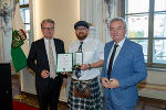 LH Christopher Drexler (l.) und Anton Lang (r.) mit Daniel Zelger, der zwei Personen vor dem Ertrinken gerettet hat und dafür mit der Steirischen Lebensrettungsmedaille am weiß-grünen Band ausgezeichnet wurde.