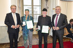 LH Christopher Drexler (l.) und LH-Stv. Anton Lang (r.) überreichten das Ehrenzeichen des Landes Steiermark für Wissenschaft, Forschung und Kunst an Dorothee Steinbauer und Wolfgang Dobrowsky.