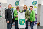 Leopold Neuhold, Sandra Höbel, LR Simone Schmiedtbauer und Tanja Venier sind begeistert von der neuen Ehrenamt-Vernetzungsapp (v.l.) © Foto: Land Steiermark/Binder; bei Quellenangabe honorarfrei