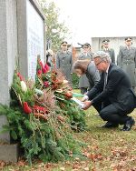 LH Christopher Drexler bei der Kranzniederlegung auf dem jüdischen Friedhof in Graz