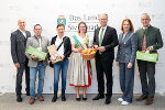 Besuch anlässlich des „Tag des Apfels“: Herbert Muster, Manfred Reisenhofer, Elisabeth Vukits, Obstkönigin Kristin I., LH Christopher Drexler, LR Simone Schmiedtbauer und Manfred Kohlfürst (v.l.) © Land Steiermark; Verwendung bei Quellenangabe honorarfrei