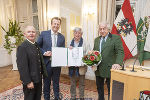 Großer Josef Krainer-Preis: Michael Krainer, LR Karlheinz Kornhäusl und Gerald Schöpfer (v.l.) mit Wolfdieter Dreibholz (2.v.r) © Land Steiermark/ Foto Fischer