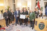 Josef Krainer-Heimatpreis: Michael Krainer, LR Karlheinz Kornhäusl und Gerald Schöpfer mit der Gastro-Familie Grossauer