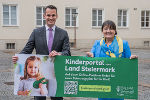 Bildungslandesrat Stefan Hermann sowie Landeshauptmann-Stellvertreterin Manuela Khom erinnern an den erfolgten Start des Kinderportals.