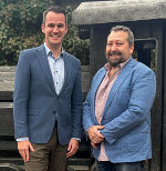 Landesrat Stefan Hermann mit dem Leiter des Heilpädagogischen Kindergartens Peter Steingruber bei einem Besuch im Rahmen des "Tags der Elementarbildung"