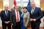 Die Rotkreuz-Präsidenten Gerald Schöpfer und Siegfried Schrittwieser mit LH-Stv. Manuela Khom und LH Mario Kunasek (v.l.)