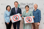 Bildungsdirektorin für Steiermark Elisabeth Meixner, Landesrat Stefan Hermann, Landeshauptmann-Stellvertreterin Manuela Khom und Medienpädagoge Lukas Wagner (v.l.)im Rahmen des Pressetermins  © Land Steiermark/Binder