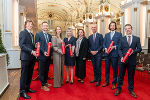 Sub auspiciis Promotion in der Aula der Alten Universität: Andreas Windischbacher, Andreas Habring, Barbara Gigerl, Andrea Pferscher, Landesrätin Claudia Holzer (in Vertretung von LH Mario Kunasek), Landesrat Willibald Ehrenhöfer, Reinhard Lüftenegger und Fikret Bašić (v.l.)  © Land Steiermark/Binder; bei Quellenangabe honorarfrei